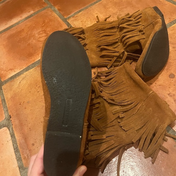 Minnetonka Women's 3-Layer Fringe BOOTS - Picture 2 of 3